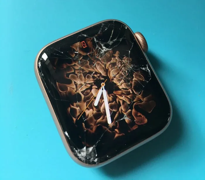 Apple Watch 4 z pękniętą szybką – wygląd przed naprawą