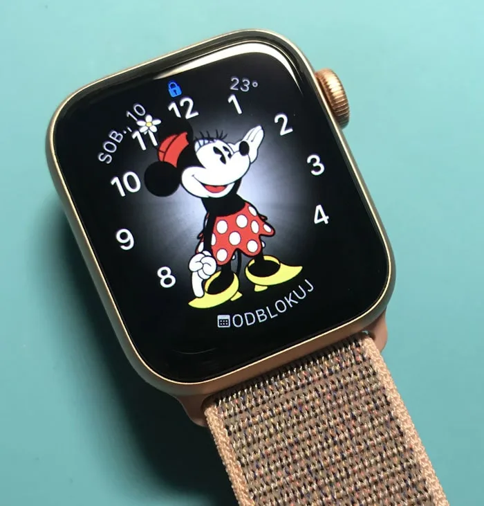Apple Watch z tarczą Minnie Mouse po wymianie szybki w serwisie FixiWatch