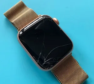 Apple Watch SE z pękniętą szybką – wygląd przed naprawą