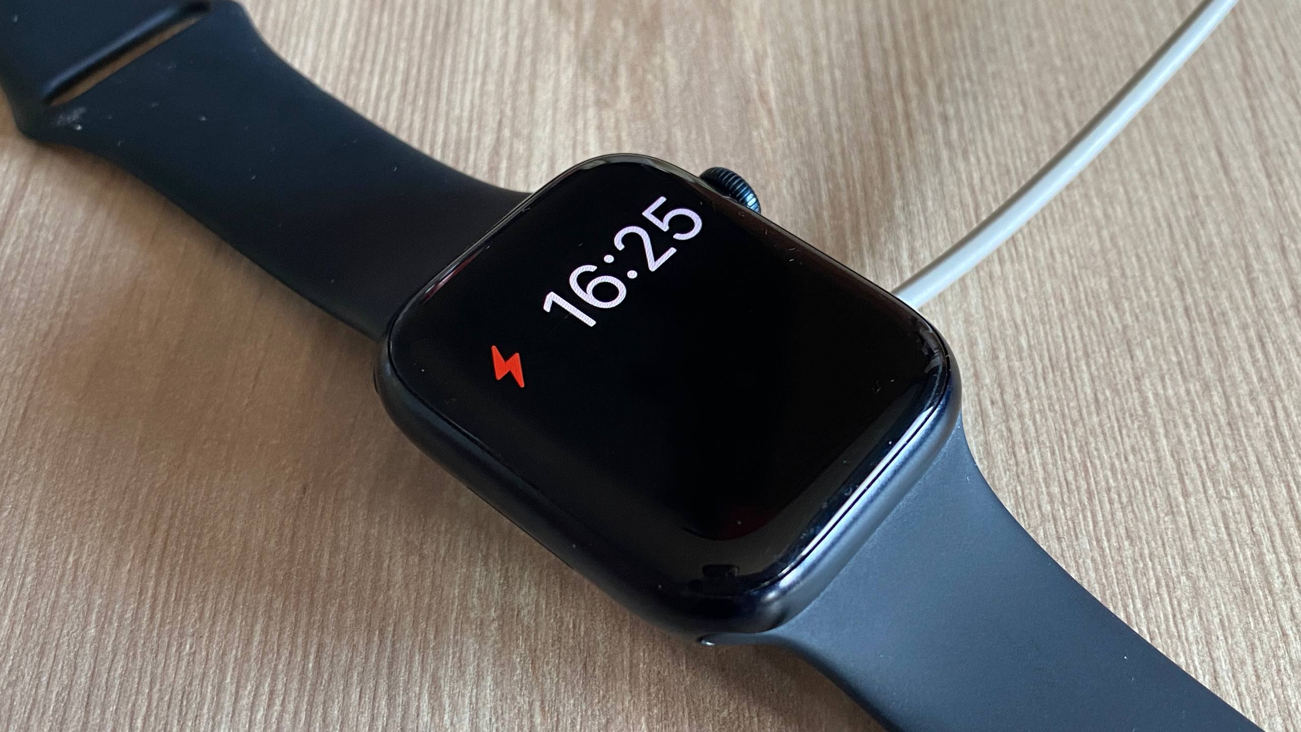 Read more about the article Zegarek smartwatch Apple iWatch nie chce się włączyć – co zrobić?
