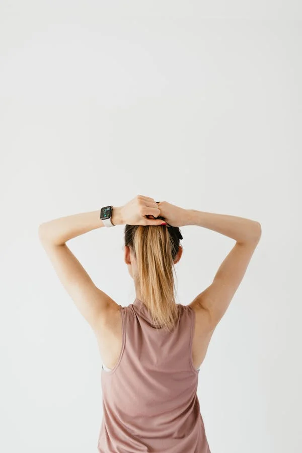 Użytkowniczka z Apple Watch – ilustracja do artykułu o najczęstszych problemach z Apple Watch